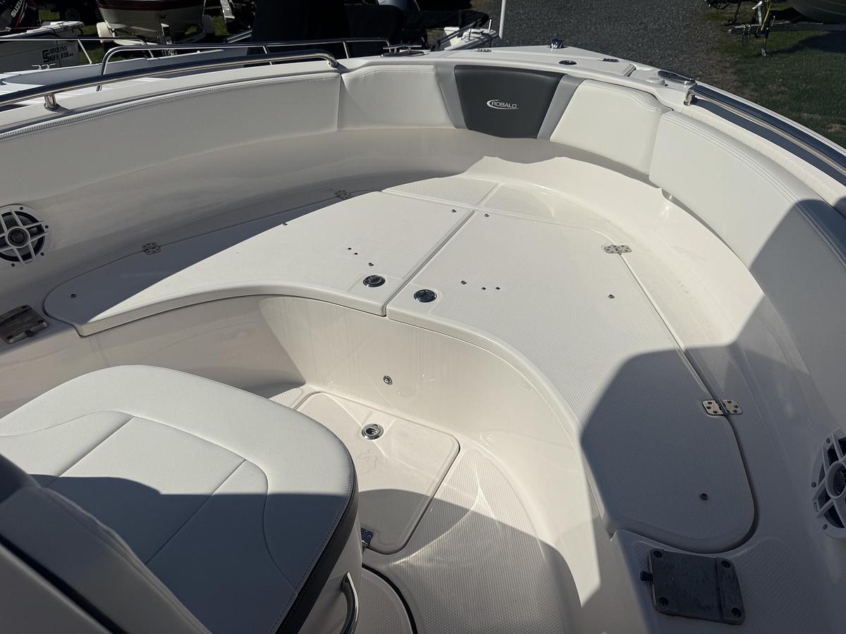Used 2023 Robalo R222