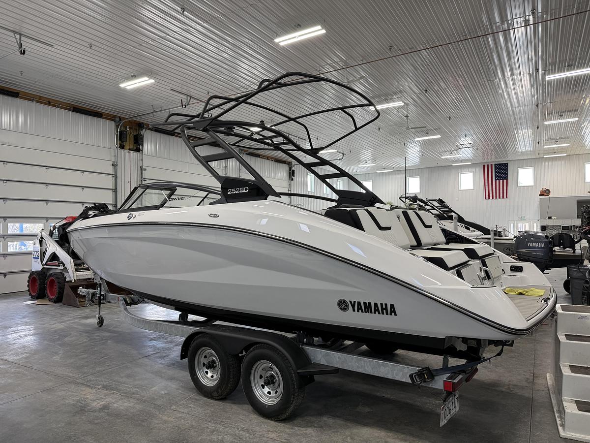 2025 Yamaha Boats 252SD