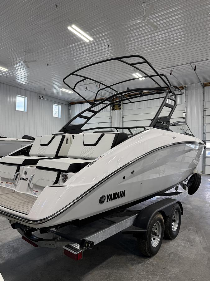 2025 Yamaha Boats 252SD