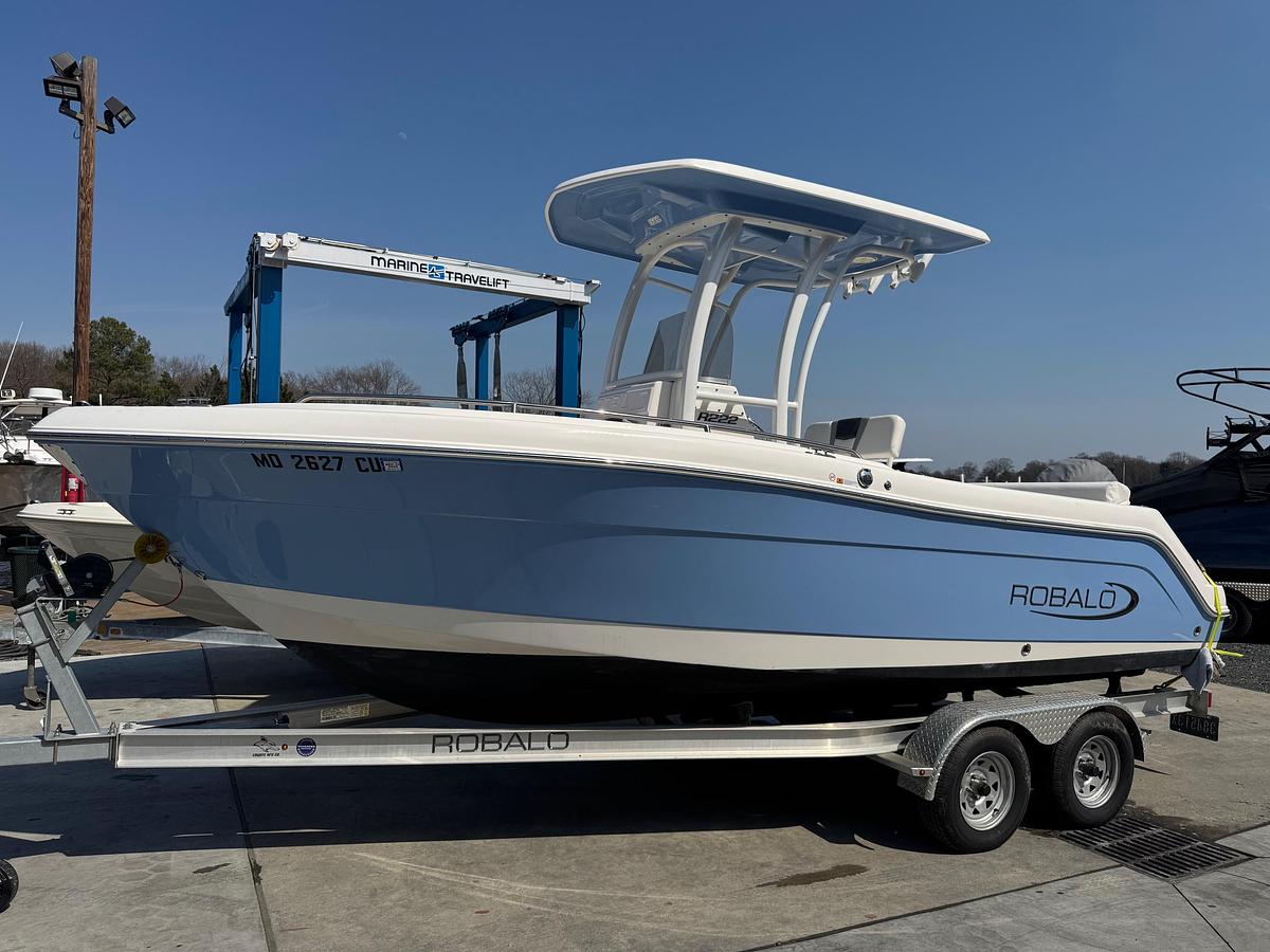 Used 2023 Robalo R222