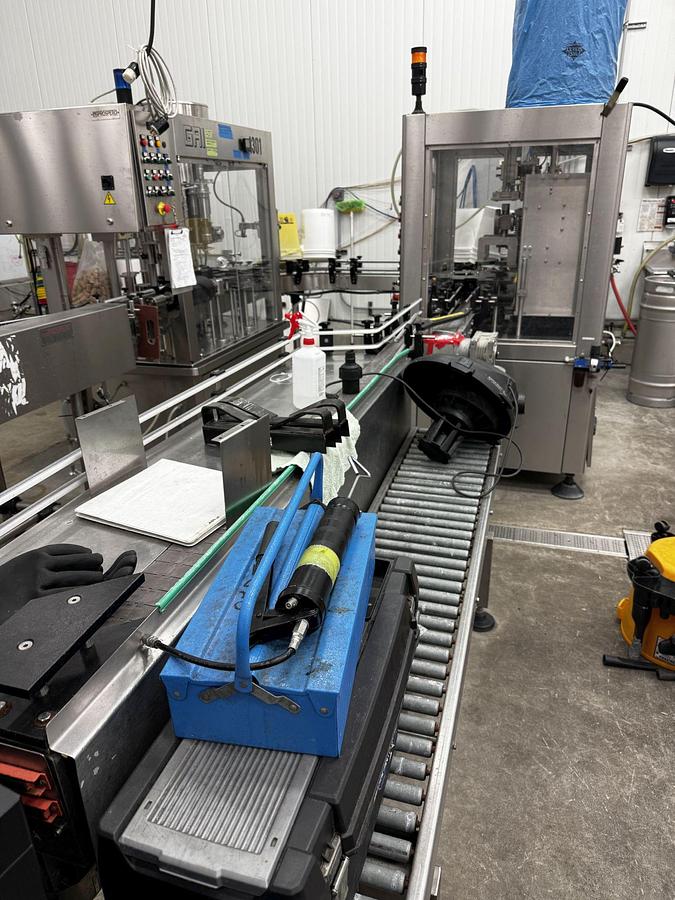 Used Used GAI 1301 Monoblock filling line for non carbonated beverage products