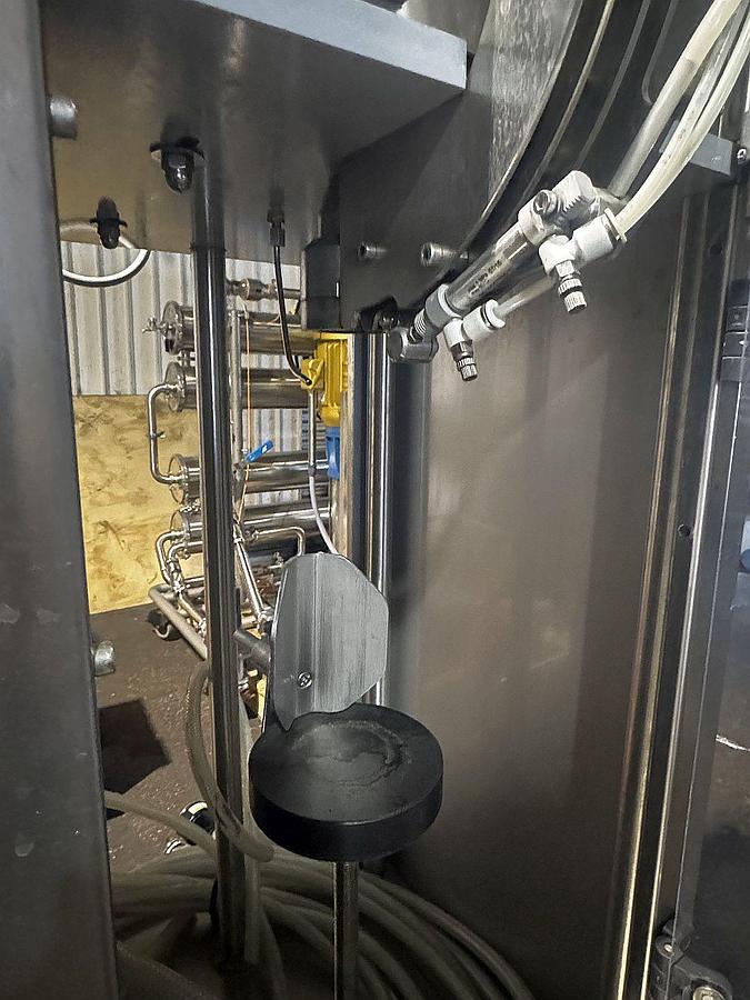 Used Used IC Filling Systems Semi Auto counterpressure bottle filler/ crowner