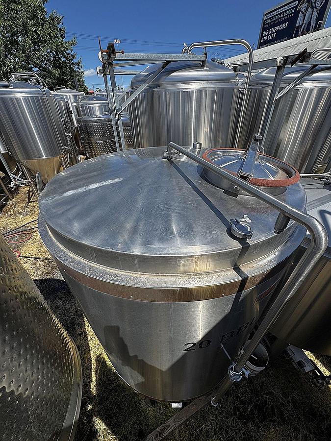 Used Used 15 bbl / 465 Gal DME mash tun and kettle with platfrom