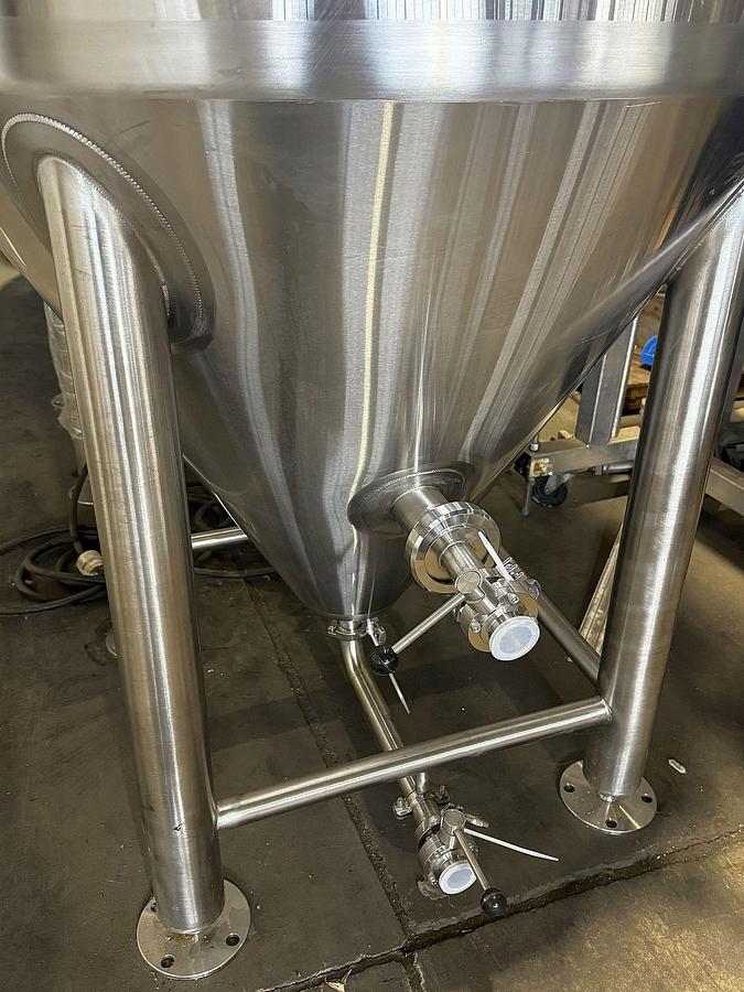 Used (4) available BSV 7 bbl/ 217 Gal Unitank Fermenters