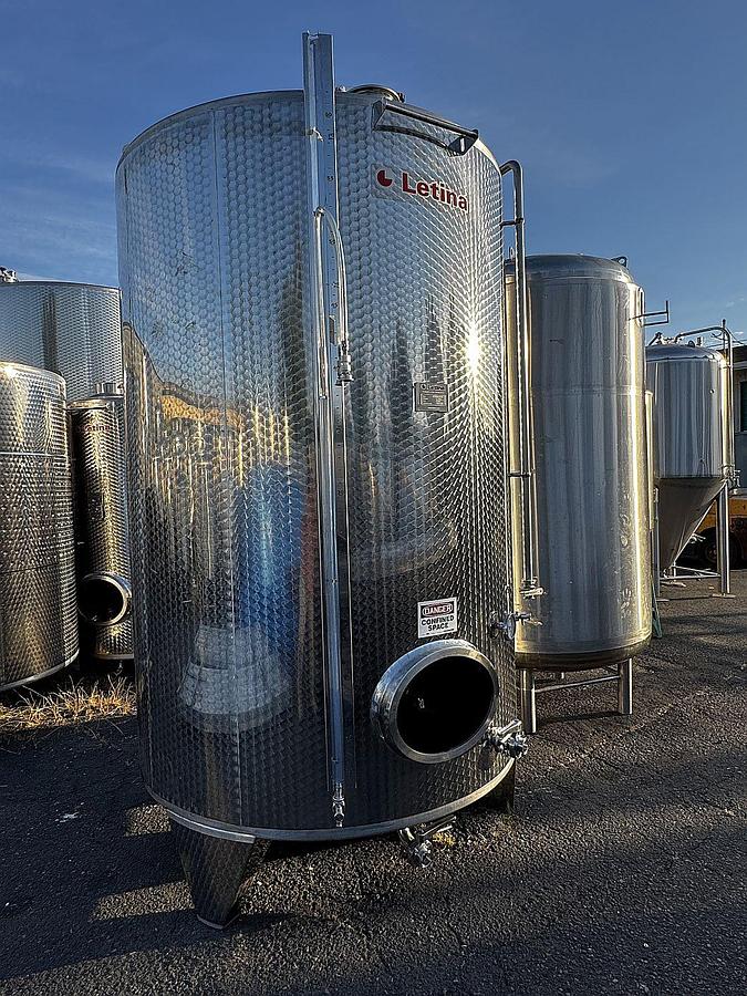 Used Used Letina 6200L / 1640 Gal closed top jacketed fermenter/ storage tank