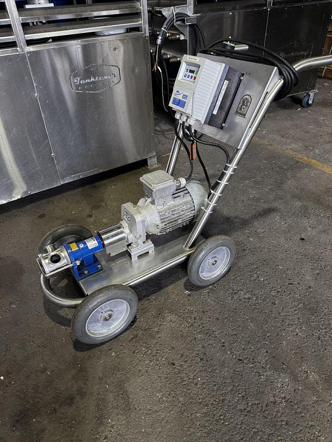 Used Used Vintner Vault Vigor 150 Liverani cart mounted flexible impeller pump - 1.5" in/out