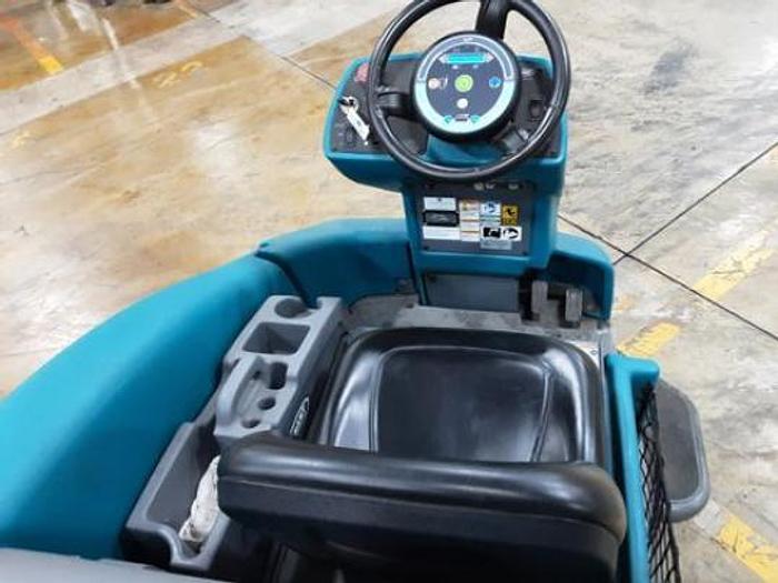 Used 2017 TENNANT T16 RIDER FLOOR SCRUBBER (BATTERY) (CYLINDRICAL)