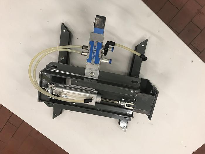 Gebraucht KNAPP Universal Ausschieber Zentrierer mit Pneumatik