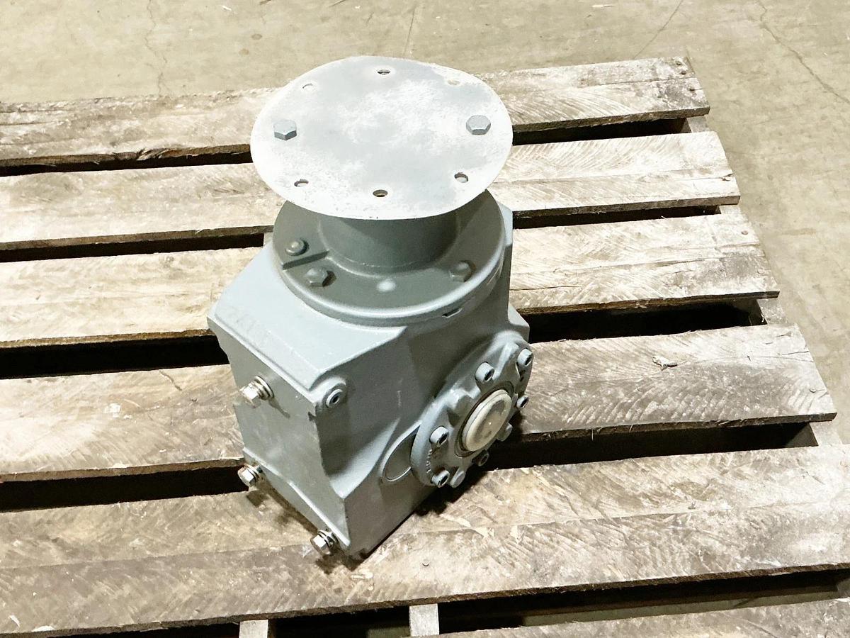 New SEW Eurodrive KA76 LP56 Gear Reducer 133.38:1 Ratio