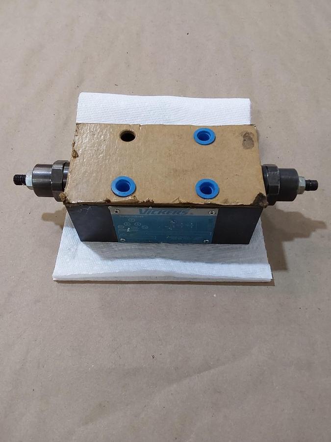 New Vickers DGMFN-5-Y-A2W-30 Flow Control Valve 315Bar 4570PSI - No Box