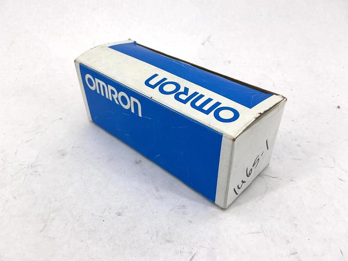Used Omron E3HF-DS5E2 Photoelectric Sensor Switch 12/24VDC