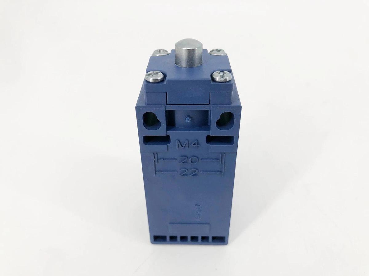 New Telemecanique XCKN2110G11 Limit Switch AC-15 240V 3A Ith: 10A - No Box