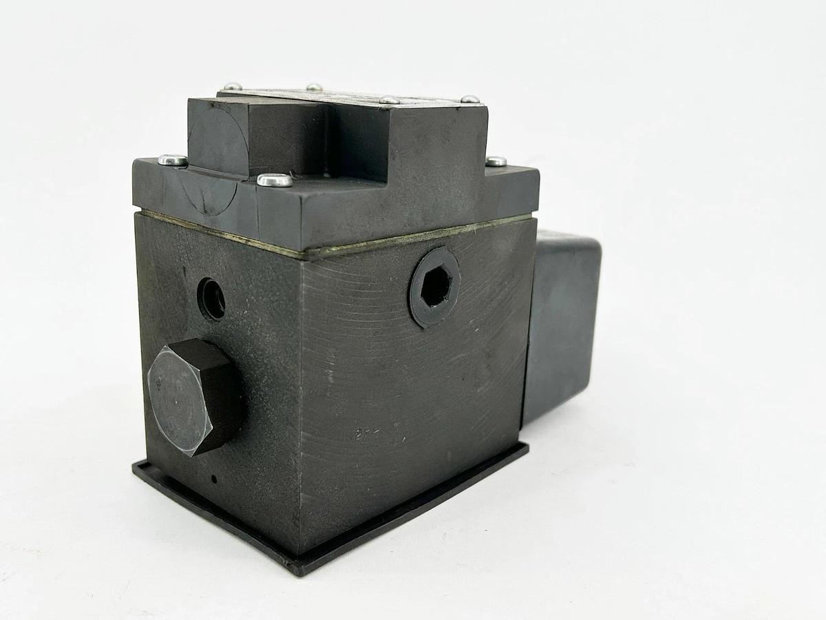 New Parker D3W1HNYC5-14 Pneumatic Valve 110/120V 50/60Hz .75A 5000PSI - No Box