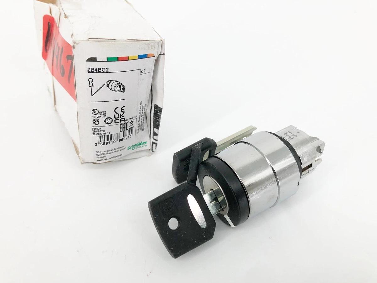 New Schneider Electric ZB4BG2 2-Position Selector Switch w/ Key