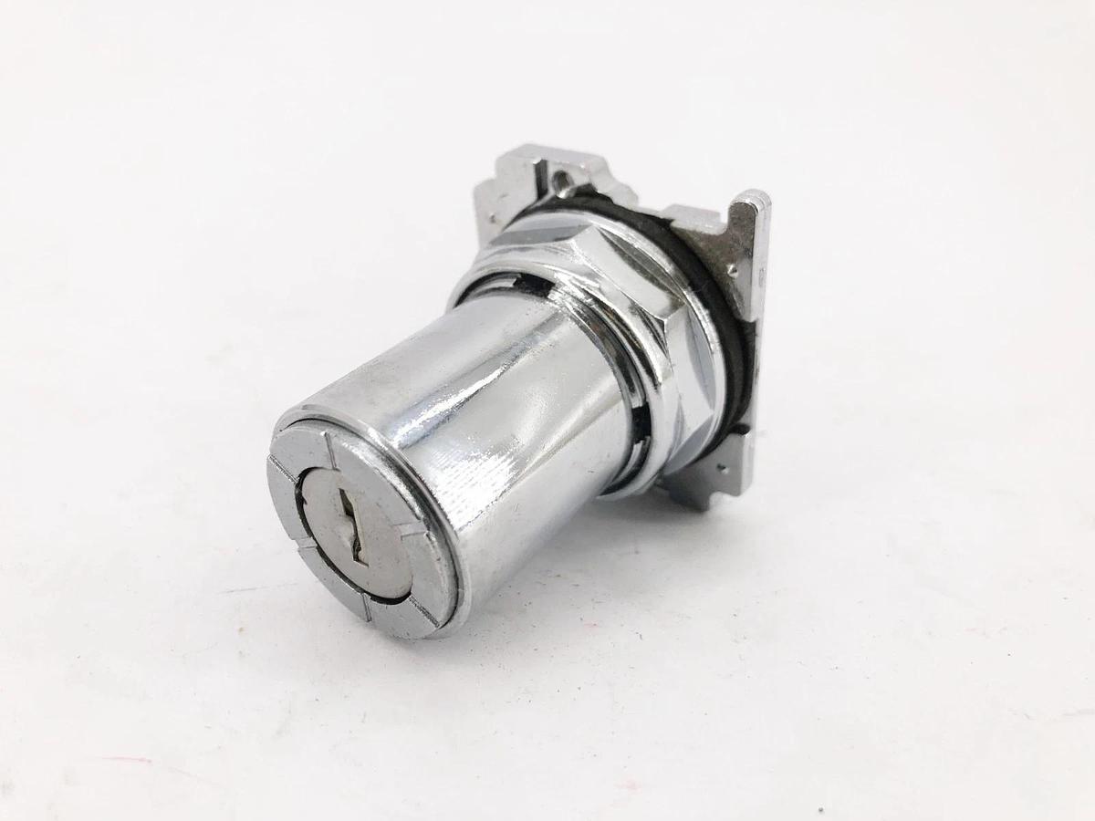 New Cutler-Hammer 10250T15237 Selector Switch w/ Keys 3-Position