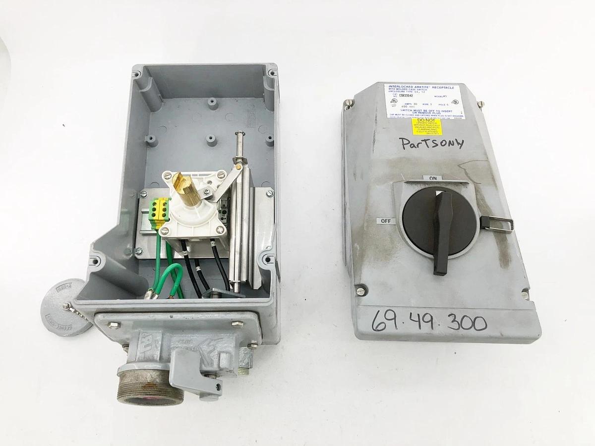 Used Eaton Crouse-Hinds CSR33542 Interlocked Arktite Receptacle (For Parts Only)