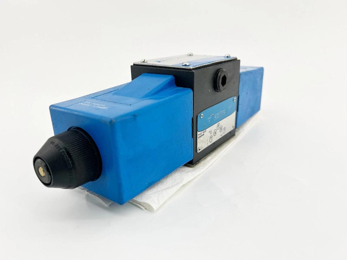 New Eaton Vickers DG4S4-016C-H-60 Directional Control Valve 24V coils - No Box