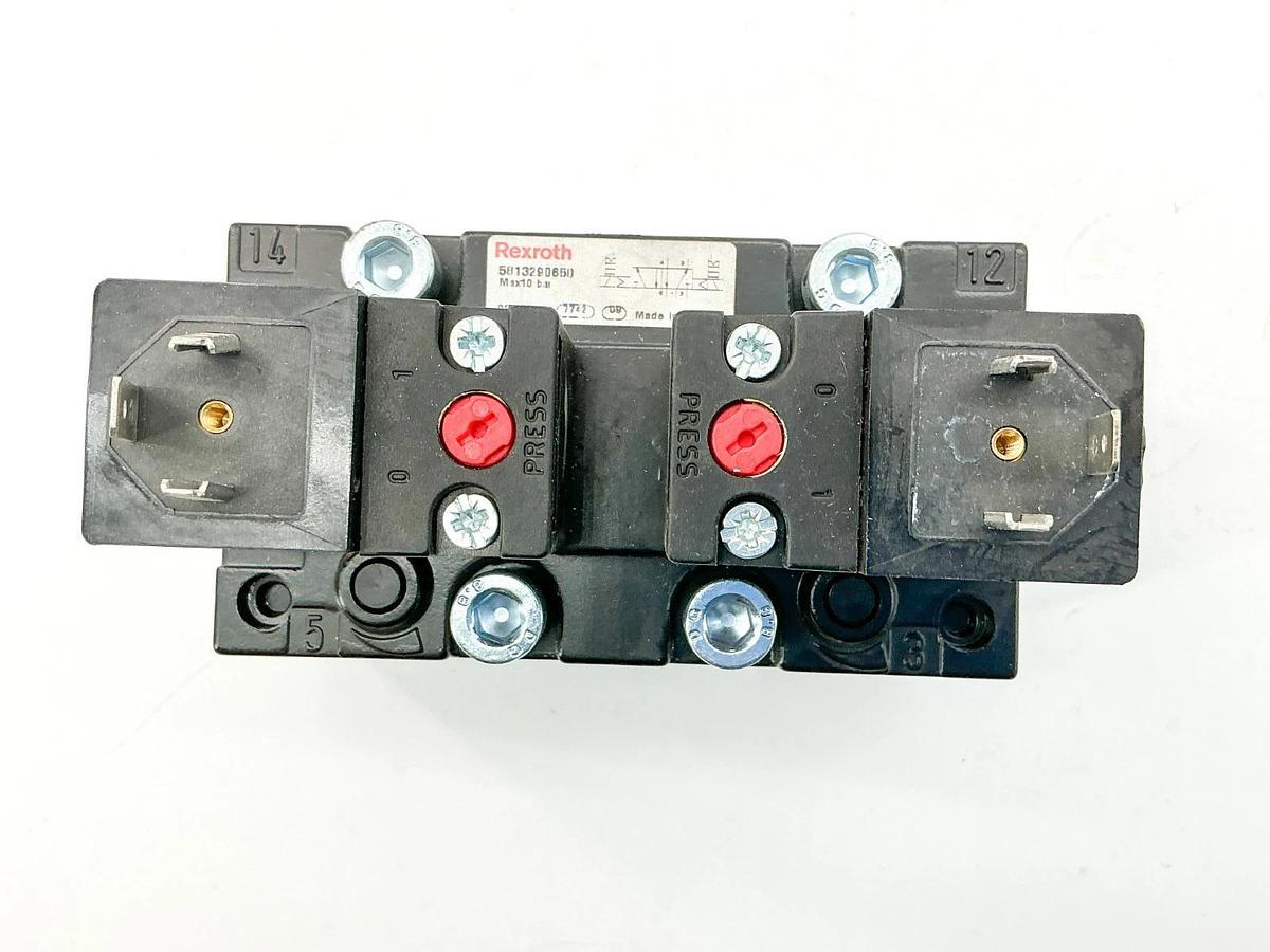 New Rexroth 5813290650 Solenoid Valve 4-Way 10Bar 24V - No Box