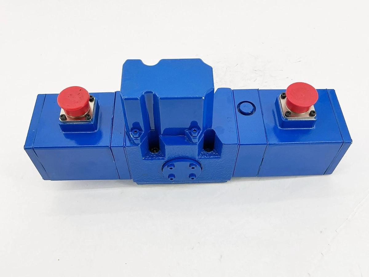 New Moog D651-413 Proportional Valve 210Bar 10-15V - No Box