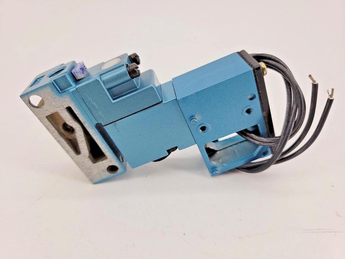 New Mac Valves 132B-111MA Solenoid Valve 3-NC 110/50 120/60 6.8W
