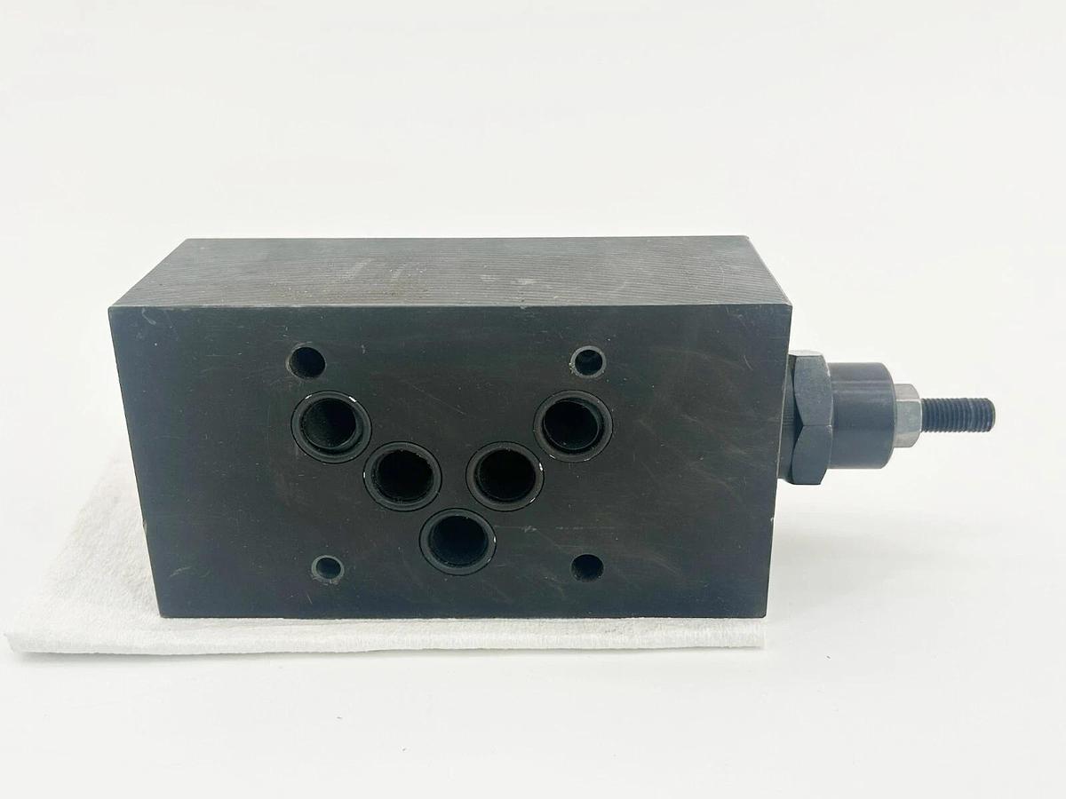 New Eaton Vickers DGMFN-5-Y-A2W-B2W-30 Valve 867332 - Missing one check valve