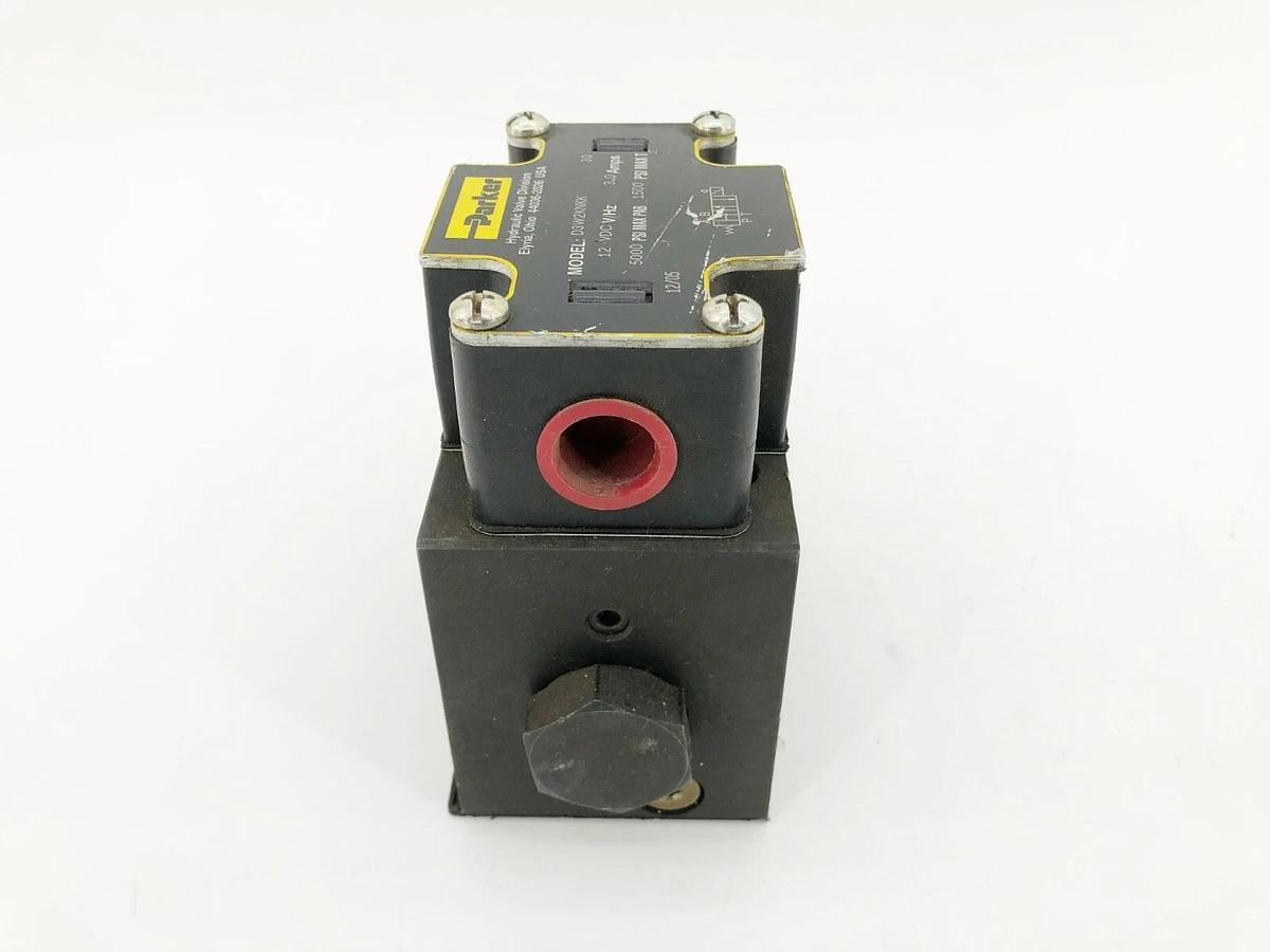 New Parker D3W2KNKK Directional Control Valve 12VDC 3A 5000psi Max