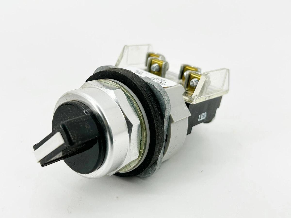 New Allen Bradley 800T-H5A Selector Switch 30MM 2 Position Ser.T