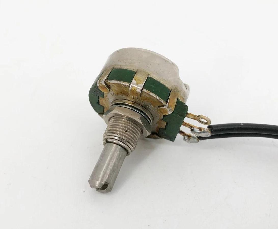 New Clarostat RV4NAYSD105B Potentiometer 1 MEG 140-5953 - No Box
