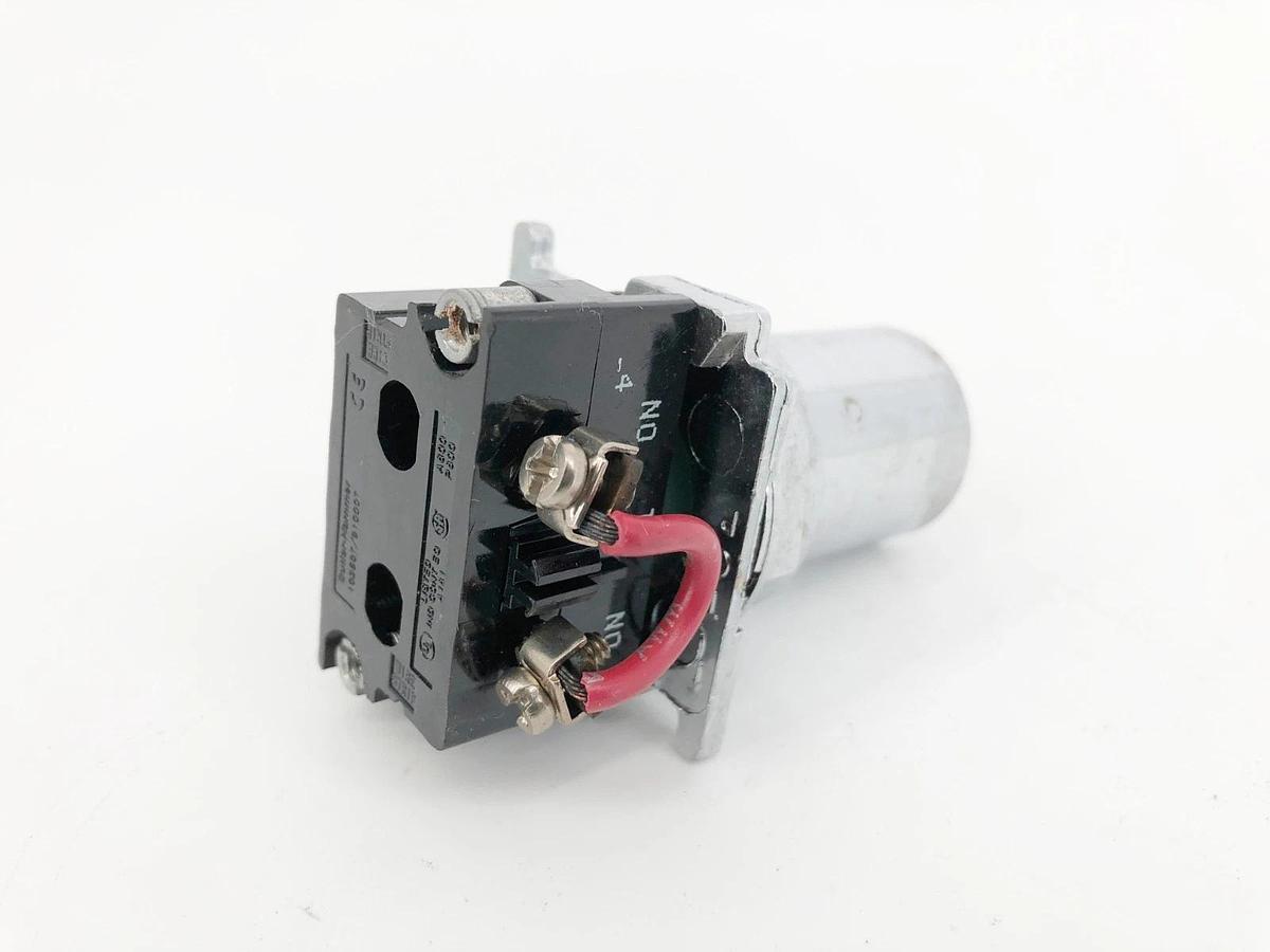 New Cutler Hammer 10250T/9100T Keyed Selector Switch 3-Pos. No Keys - No Box