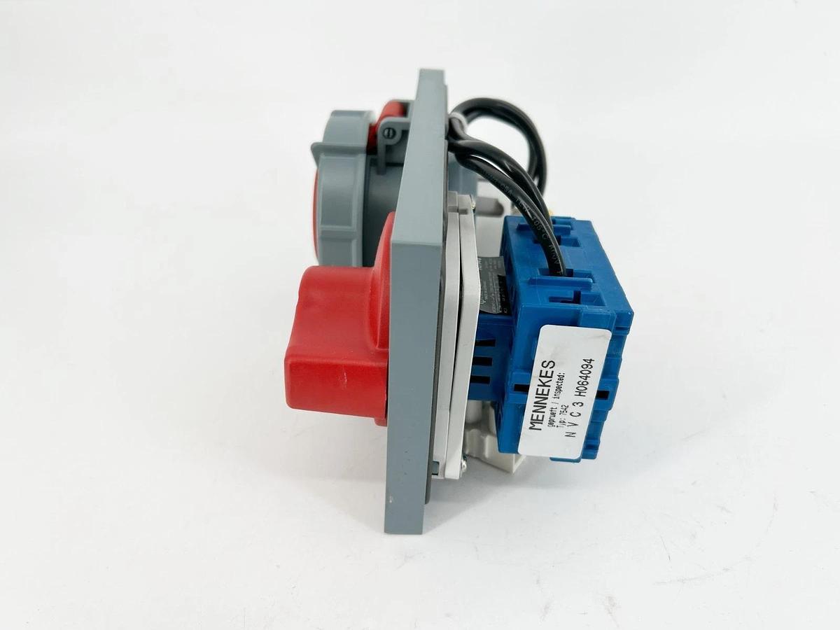 New Mennekes ME430PMI7 Switched & Interlocked Receptacle 30A 4W 480VAC - No Box