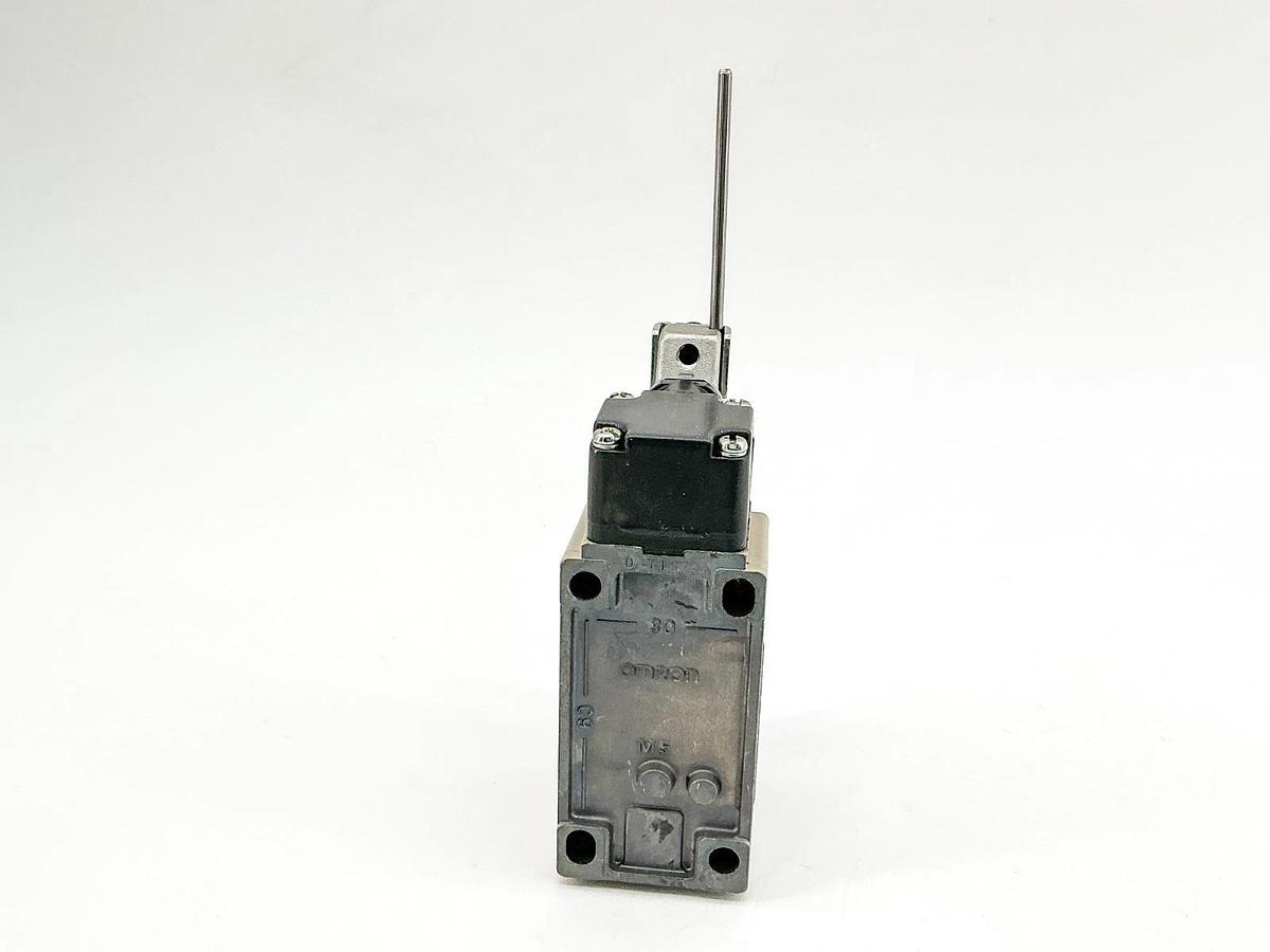 New Omron D4B-4117N Limit Switch 400V 2A 5187