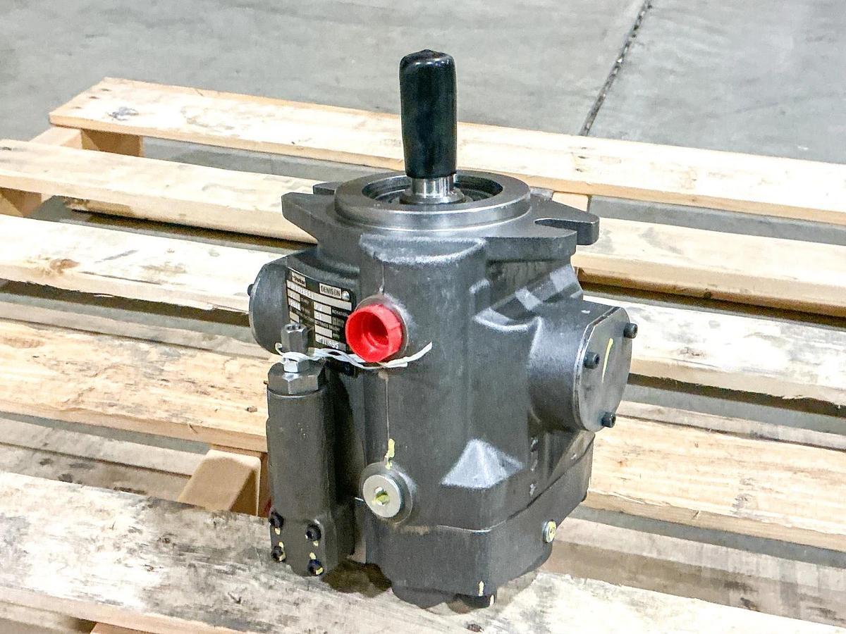New Parker PVP3320R21 Hydraulic Pump 2000PSI CW Rotation 33 CC/Rev - No Box
