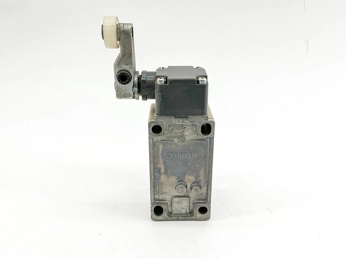 New Omron D4B-4111N Safety Limit Switch W/Roller Lever 400V 2A - No Box