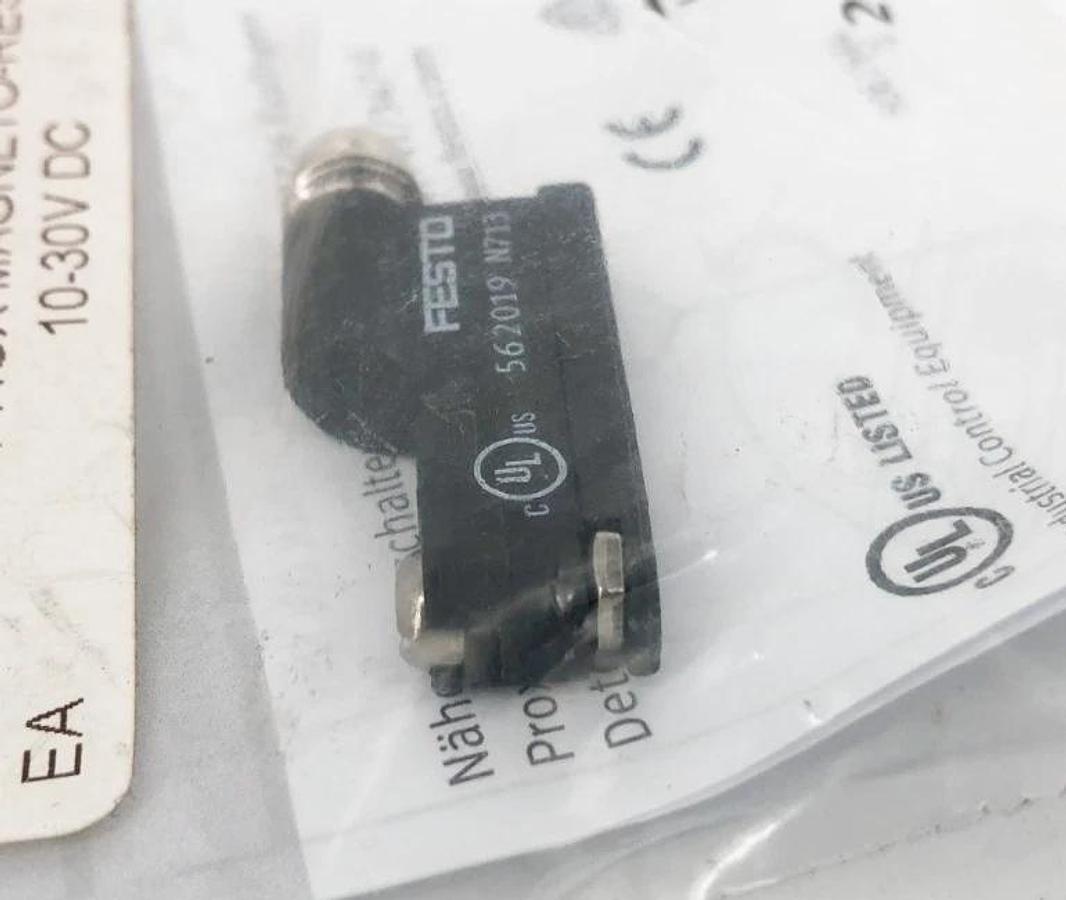 New Festo SMT-8-SL-PS-LED-24-B Proximity Sensor 10-30V 3W 562019
