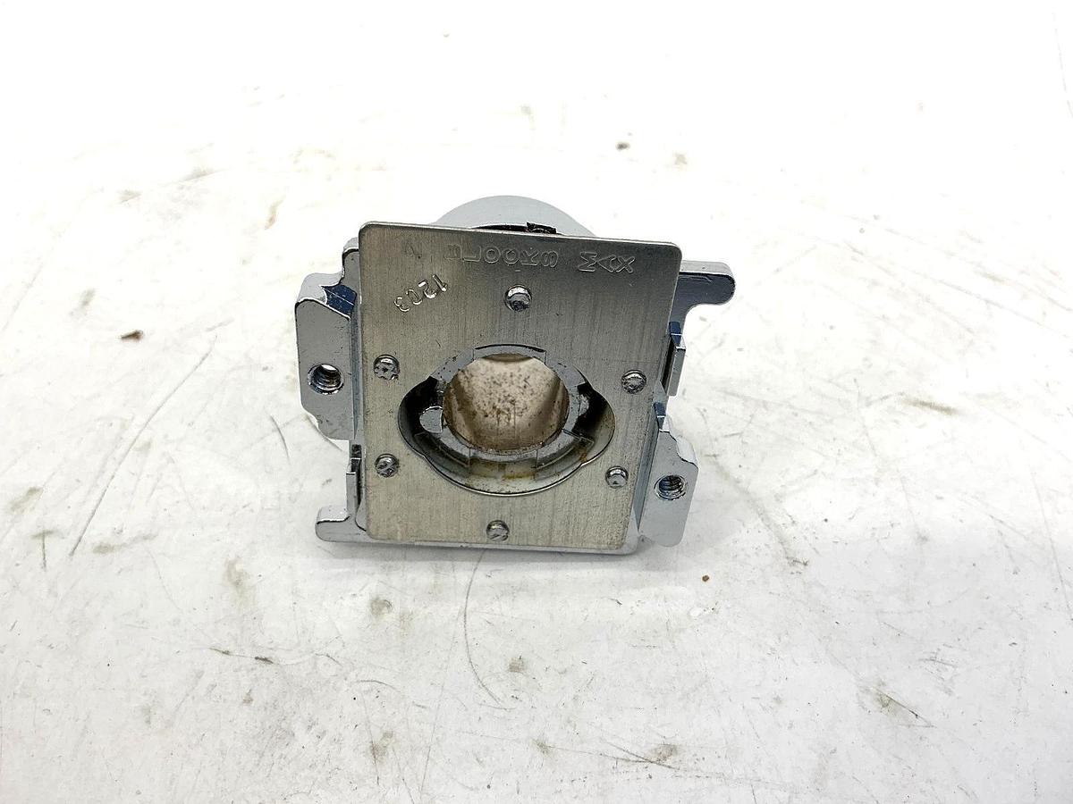 New Cutler-Hammer 10250T9 Ser A2 Push-Pull Oper Momentary Pull Maint Push