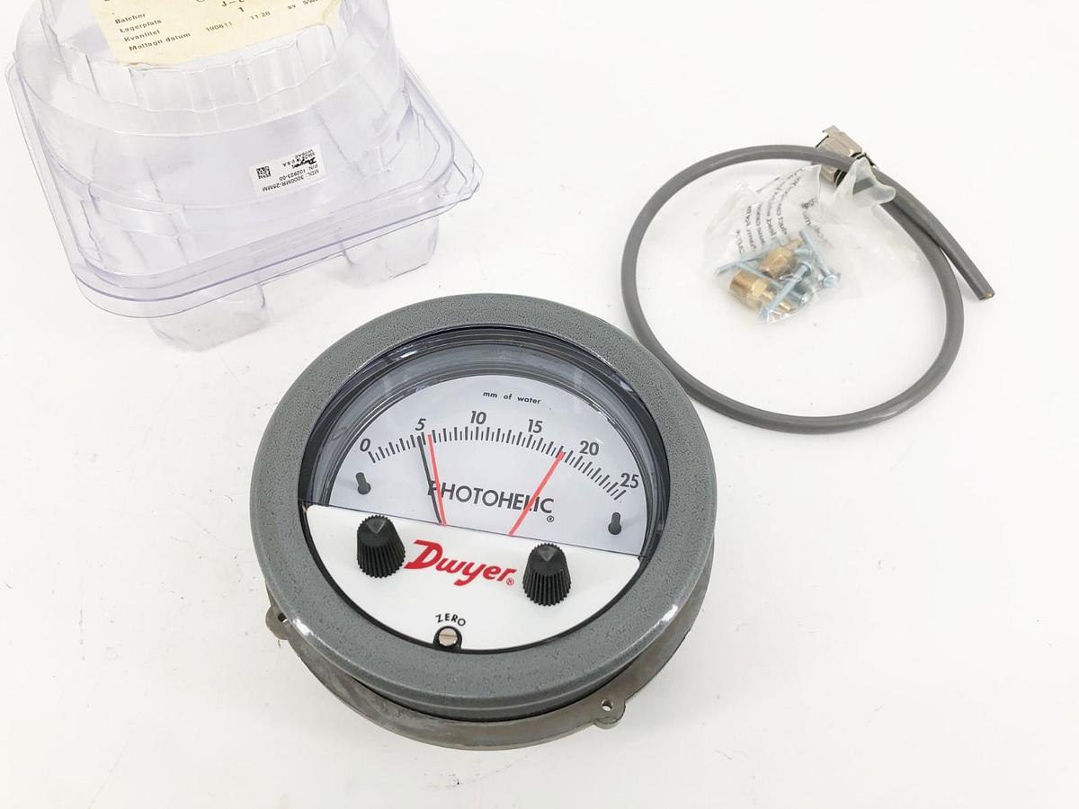 New Dwyer 3000MR-25MM Photohelic Pressure Gauge 25mm-H2O 1/8" NPTF 102923-00