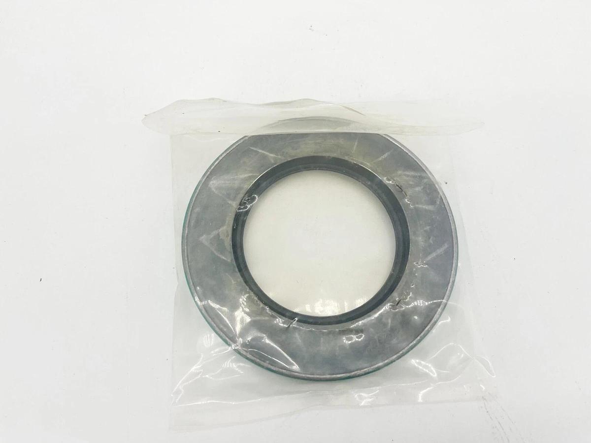 New SKF CR 26368 Oil Seal 2.625" Shaft 4.438" OD 0.438" Width