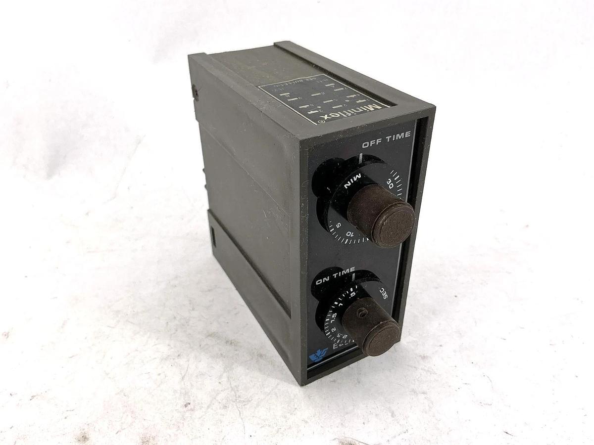 Used Eagle Signal DA1910A3 Repeat Cycle Timer 0.5sec-30min 8-Pin 120VAC 50/60HZ