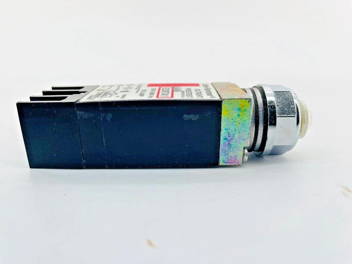 New Cutler Hammer E29TA1 Pretest Light 120V Series A1