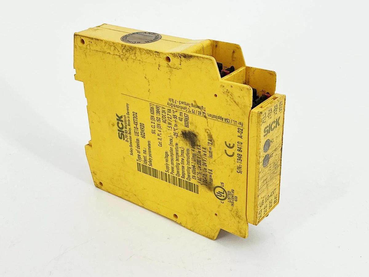 Used Sick UE10-4XT3D2 Safety Extension Relay 1.5W 2.7VA2 24V
