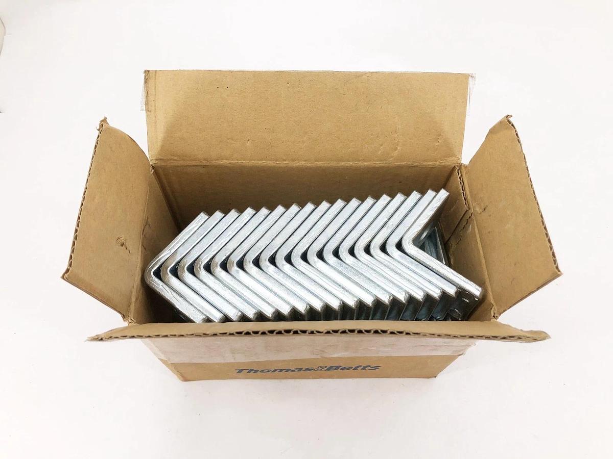 Box of 50 New Thomas & Betts AB202M-EG Magnetic Angle Fittings 90 Deg.