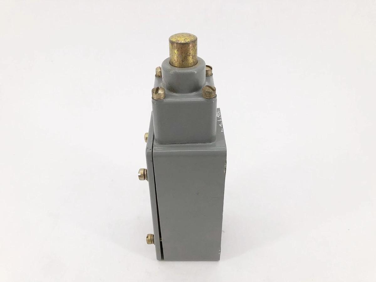 Used Honeywell 102ML1 Limit Switch Top Plunger 600VAC 10A 9025