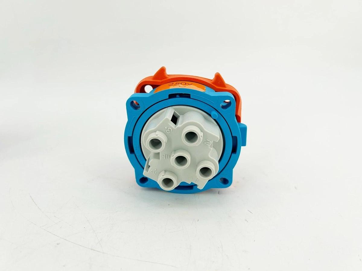 New Meltric 31-18172-K07 Inlet Plug 30A 2P+G 250VAC Type 3R 0040248581