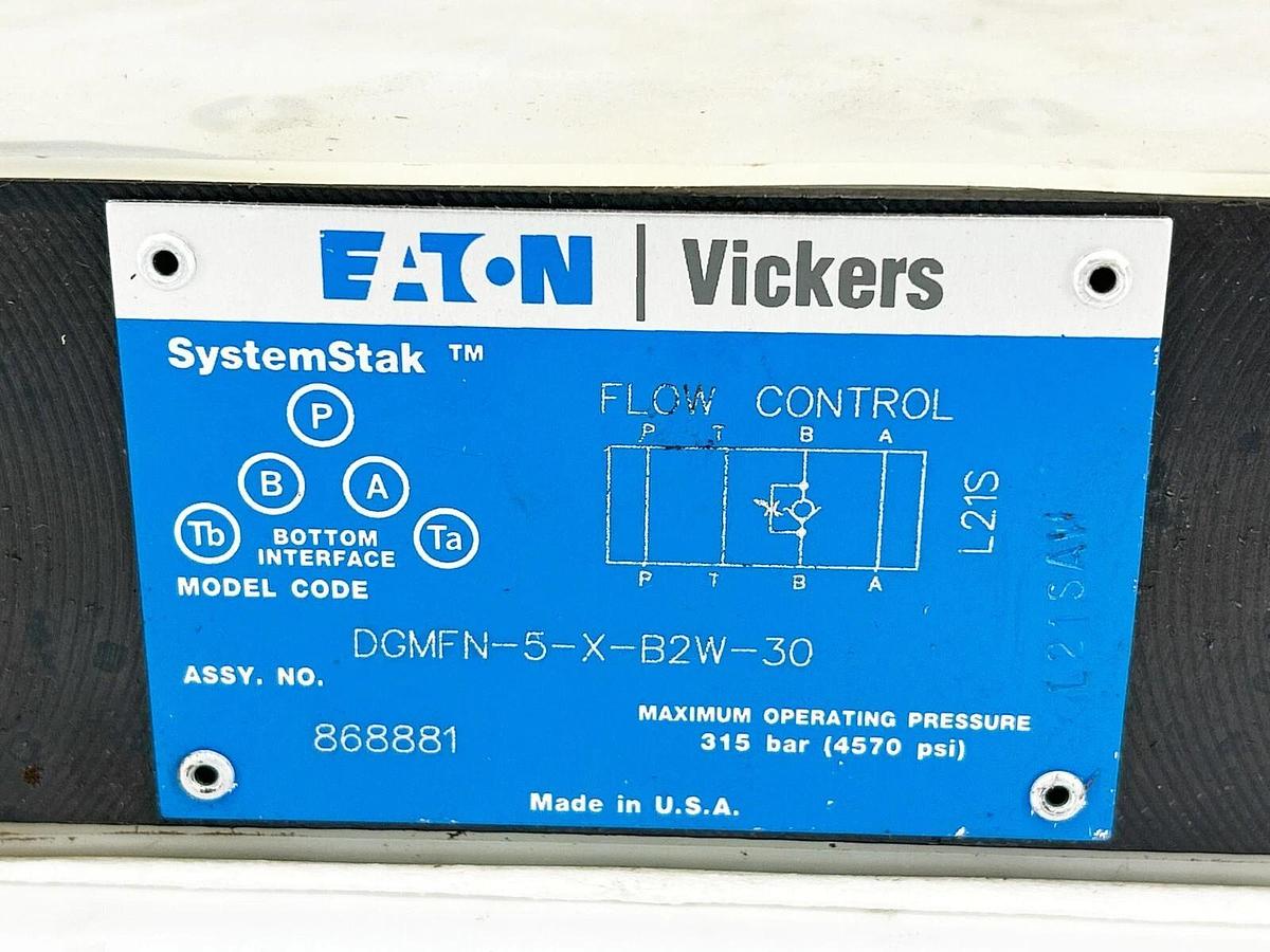 New Vickers DGMFN-5-X-B2W-30 Flow Control Valve 4570PSI 868881 - No Box
