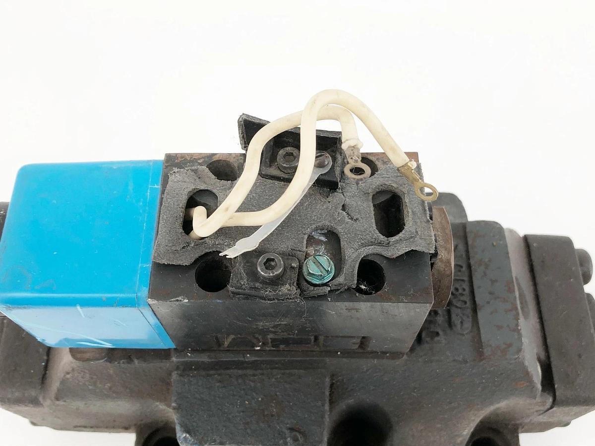 Used Vickers DG5S-8-2A-M-FW-B5-30 Solenoid Valve w/ DG4V-3S-2A-M-FW-B5-60 02-126461