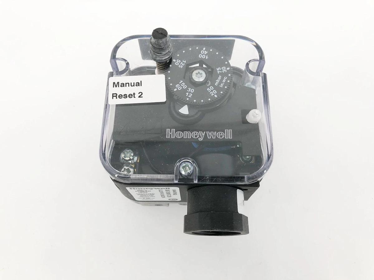 New Honeywell DG 150NT-22N Pressure Switch 1/4''NPT 12-60'' W.C. 84447982 No Box