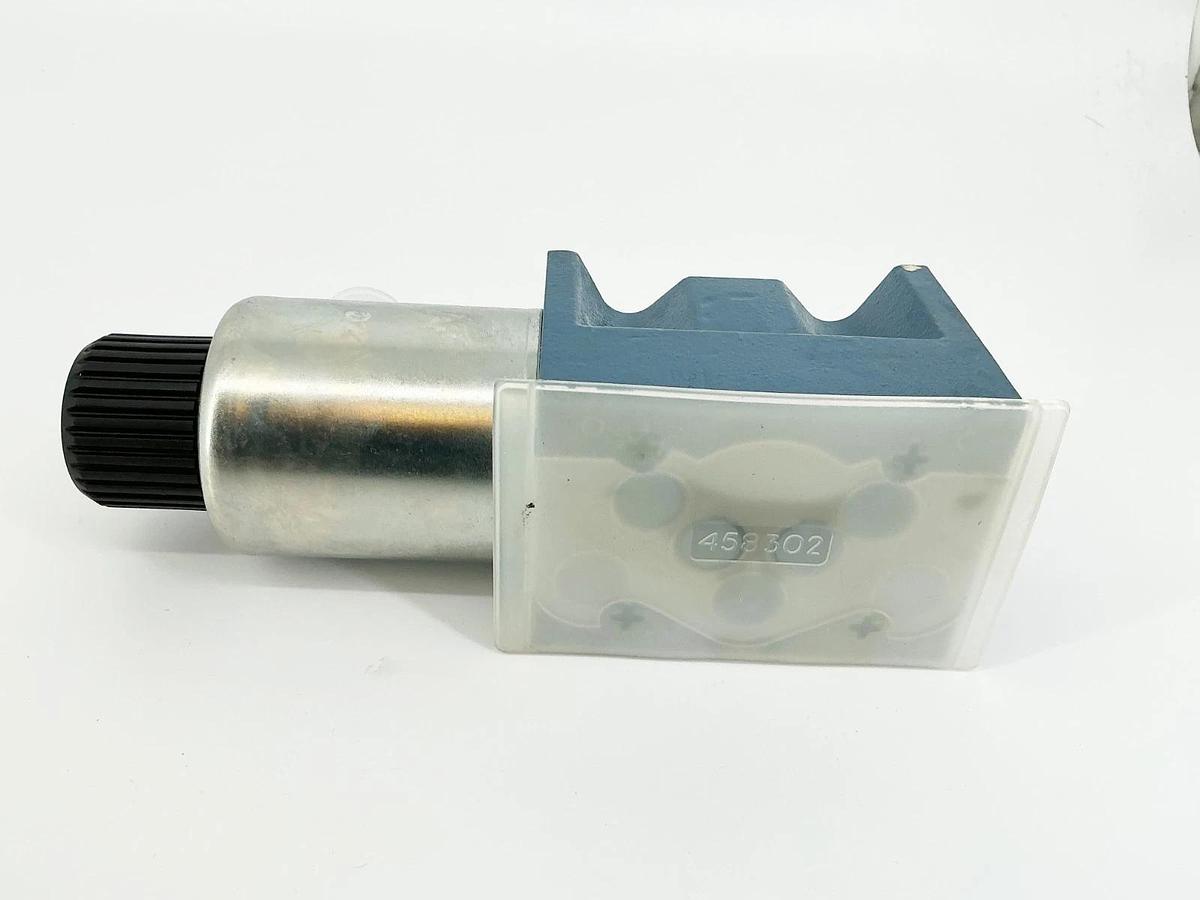 New Eaton Vickers DG4V-5-3BJ-M-U-H6-20 Hydraulic Valve 4568PSI 24V - No Box
