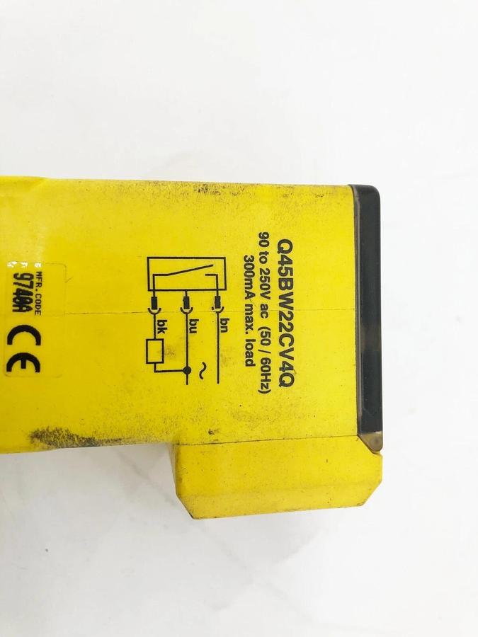 Used Banner Engineering Q45BW22CV4Q Photoelectric Sensor 90-250VAC 50/60Hz