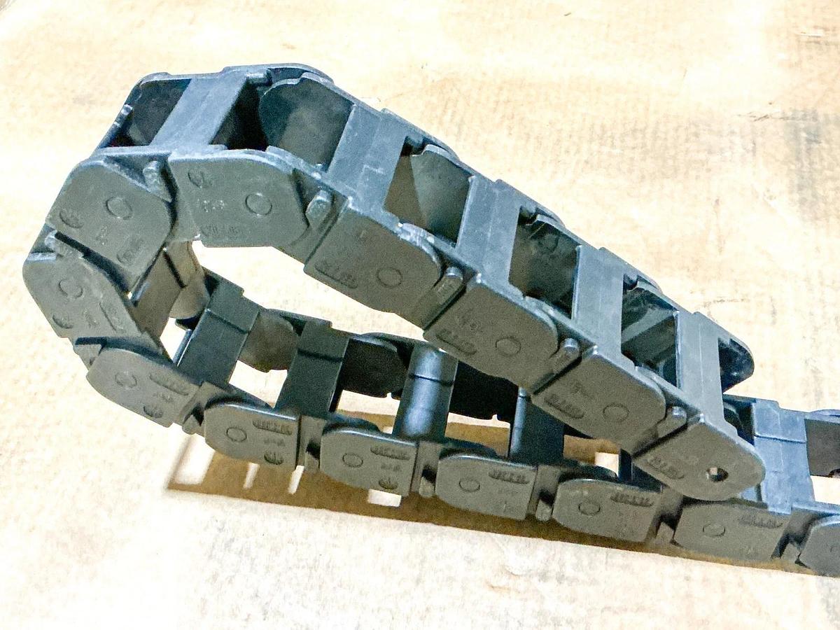 Used Igus 20.2.055 Cable Hose Wire Way Flex Track 34" 26 Links