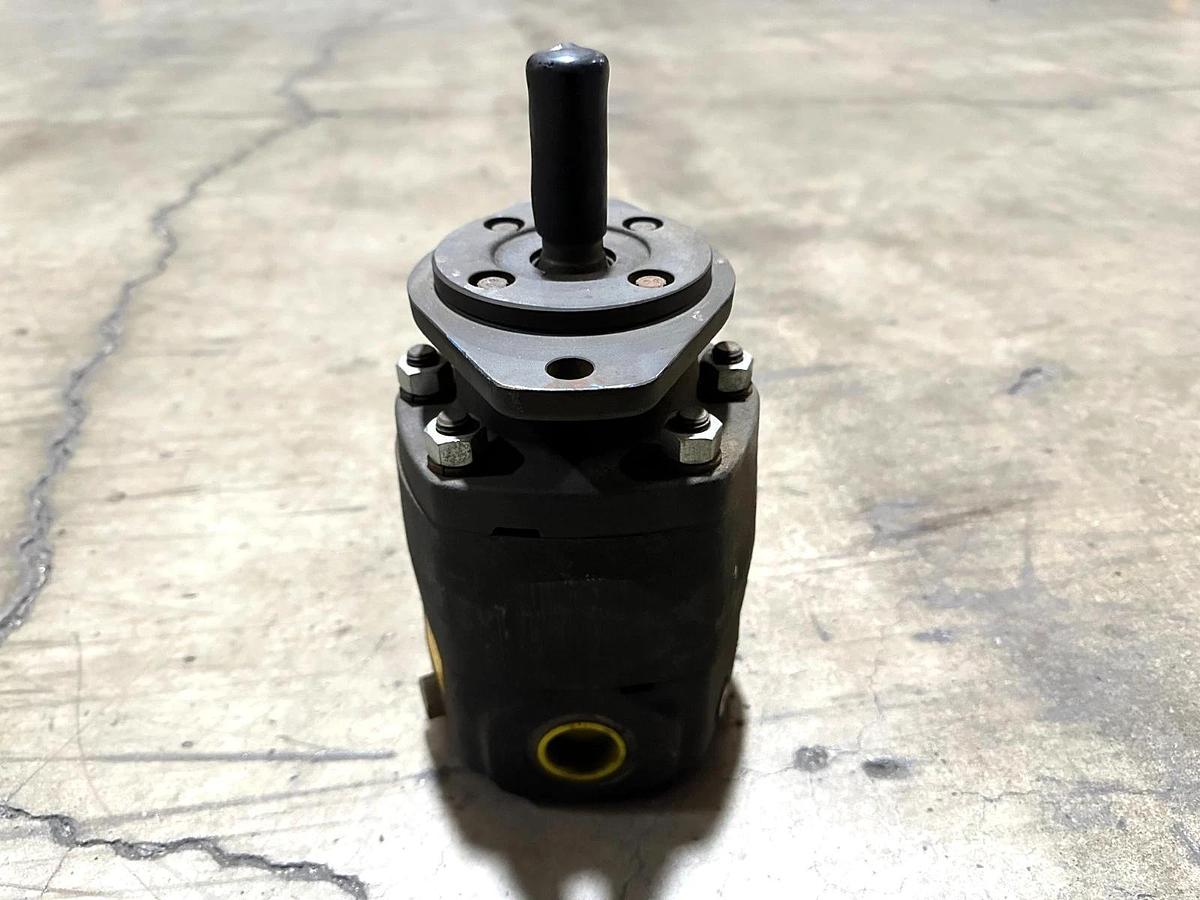 New Parker M2B50816S20NB High Speed Hydraulic Motor 1700 PSI 0.875" OD - No Box